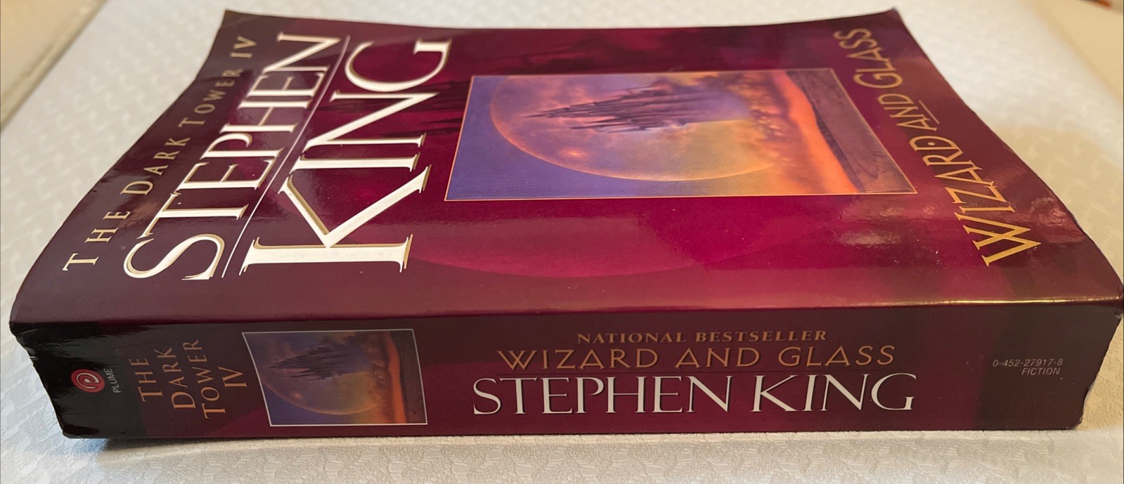 1997 “ WIZARD and GLASS – The DARK TOWER IV” by Stephen King Paperback 672 Pages