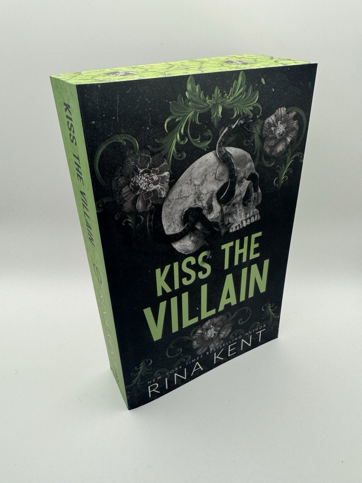 Kiss the Villain by Rina Kent Deluxe Edition Sprayed Edges (NEW!)