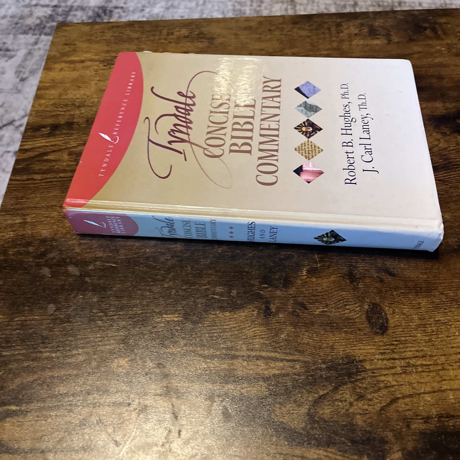 Tyndale Concise Bible Commentary by Robert B Hughes: Used