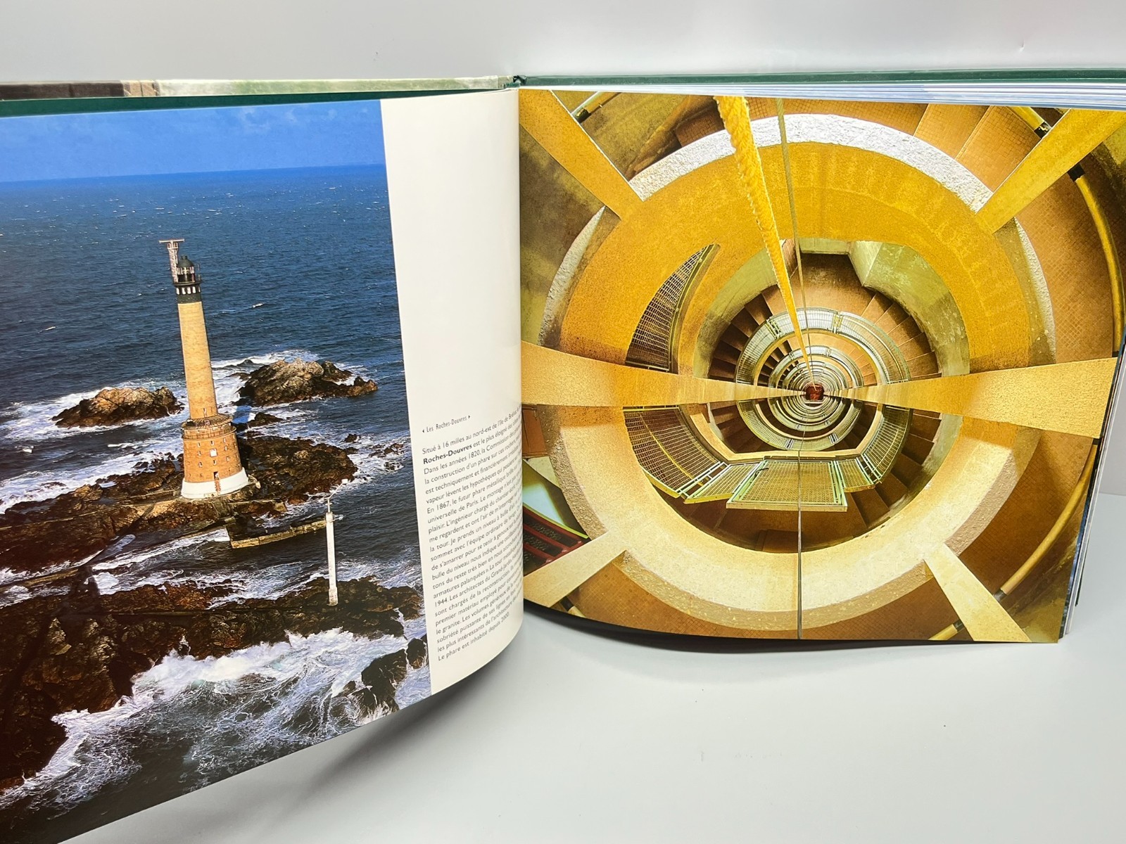 Phares (Headlights) Lighthouse Photography Jean Guichard 2005 1st Edition French