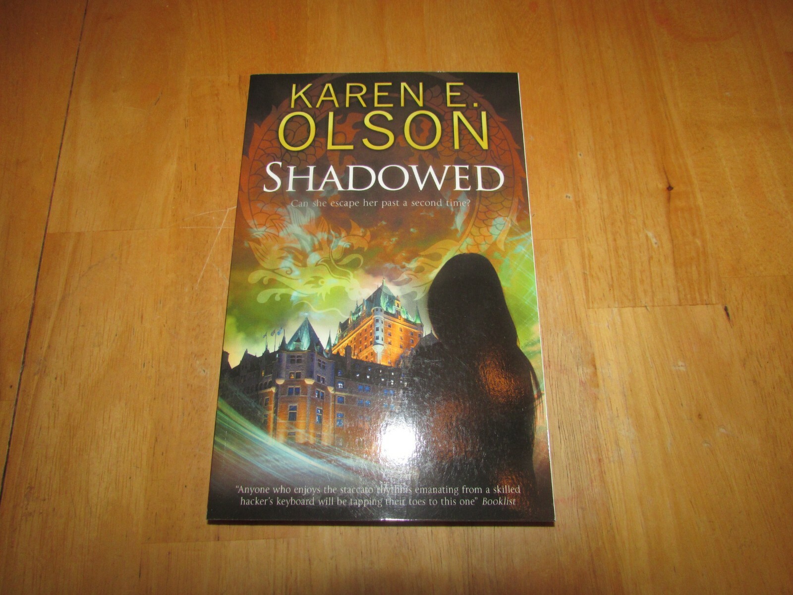 A Black Hat Thriller Ser.: Shadowed by Karen E. Olson (2017, UK-Trade Paper)