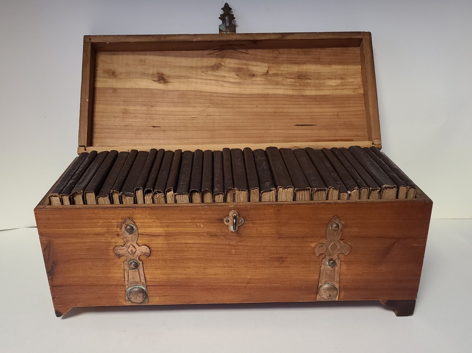 Rare Little Leather Library Complete 30 HOLY BIBLE Original Cedar Box A8
