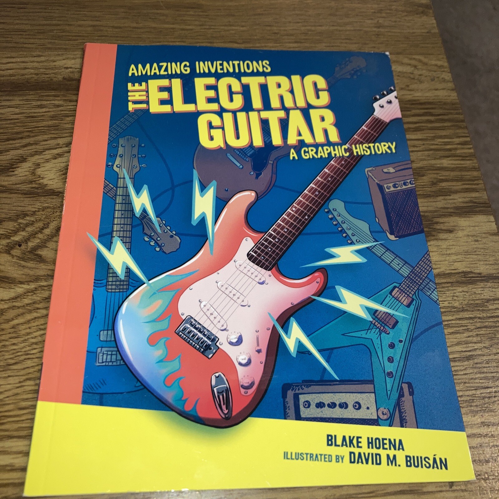 The Electric Guitar: A Graphic History (Amazing Inventions) Blake Hoena PB 2021