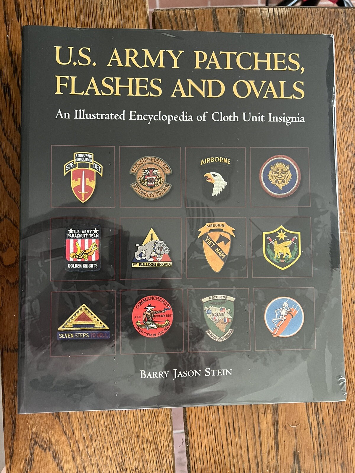 PAPERBACK U.S. ARMY PATCHES FLASHES AND OVALS ILLUSTRATED ENCYLOPEDIA