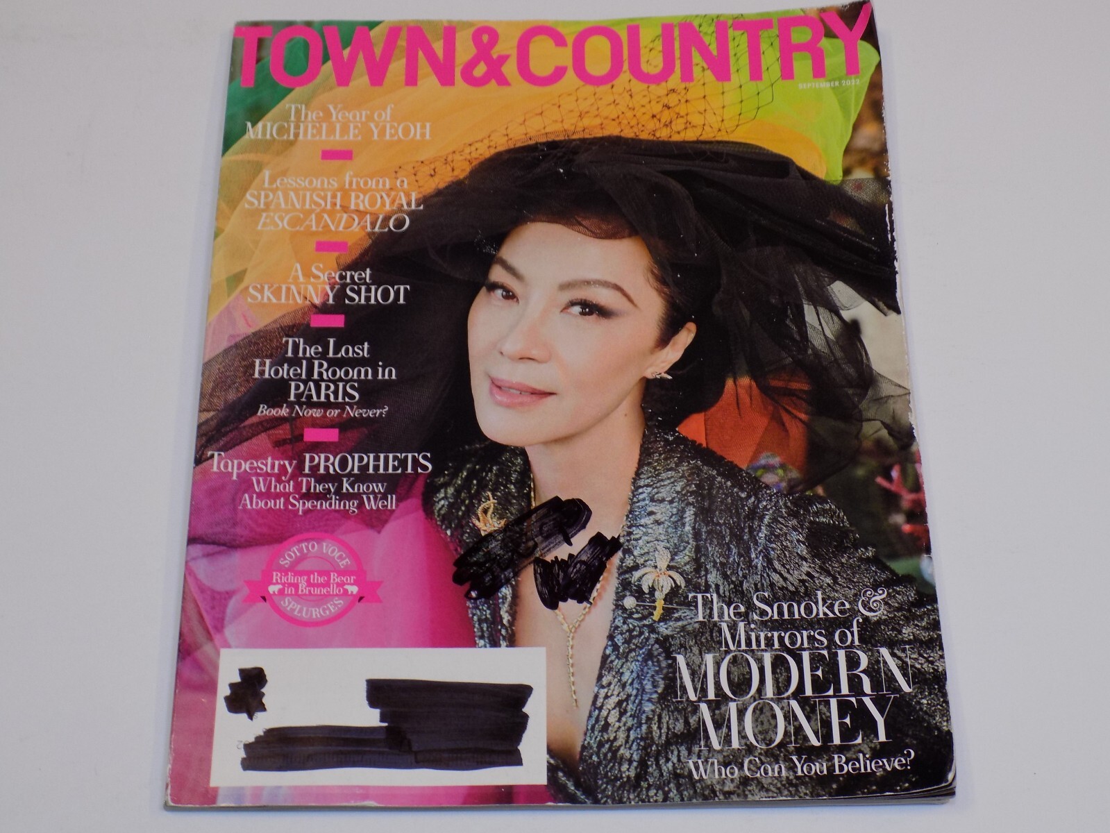 Town& Country Magazine Sep 2022 Michelle Yeoh Smoke Mirror Modern Money Escandlo