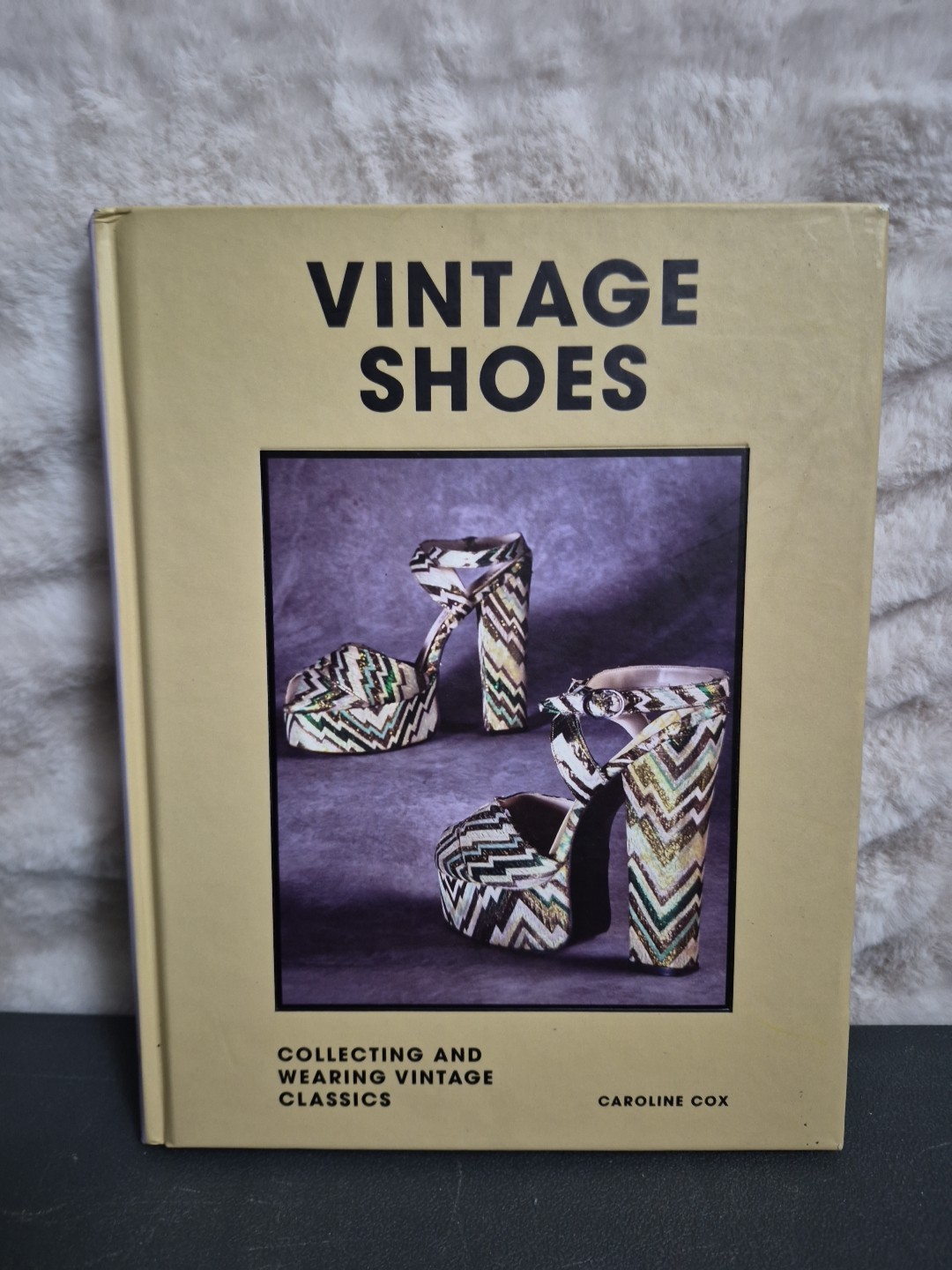 Vintage Shoes : Collecting and Wearing Designer Classics by Caroline Cox (2022,