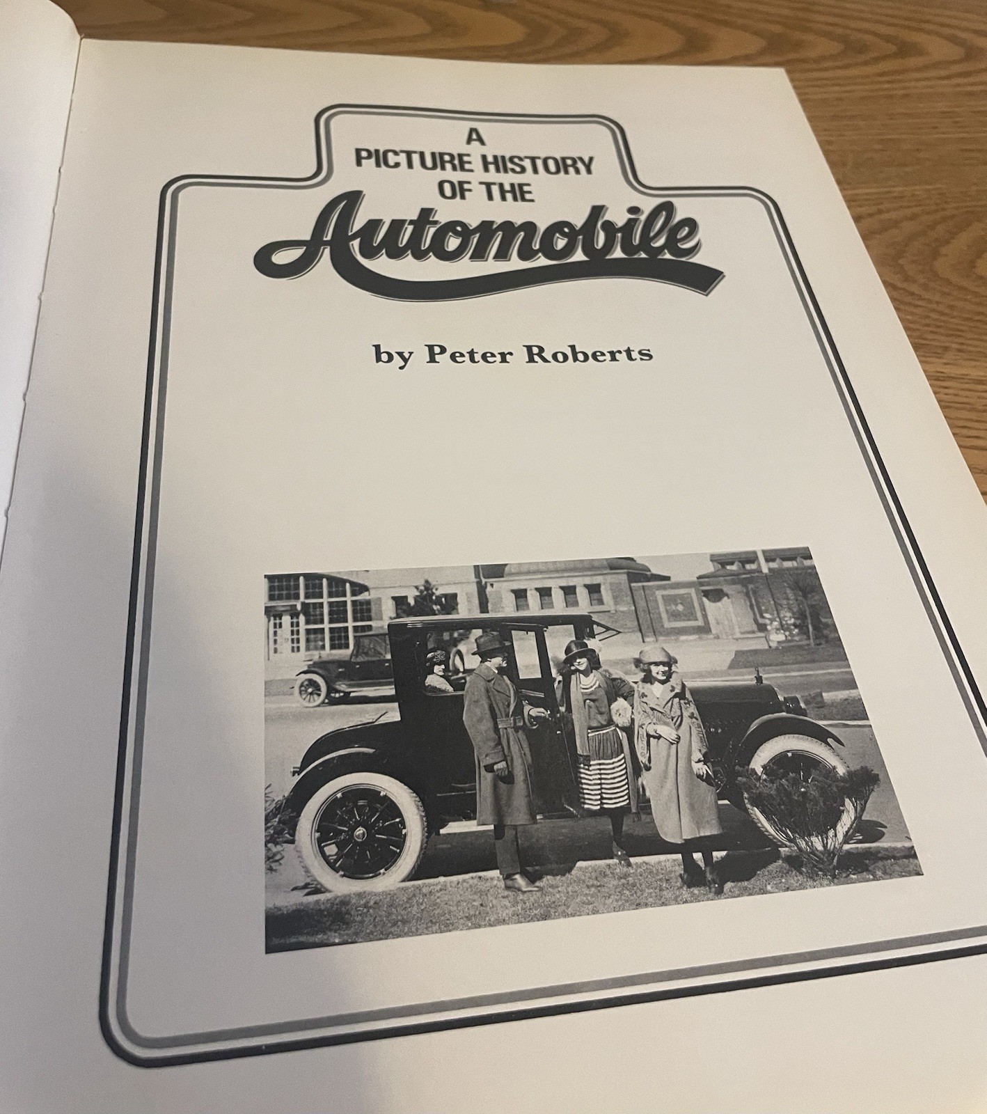 A Picture History of the Automobile By Peter Roberts 1973 Triune Books 144 Pages