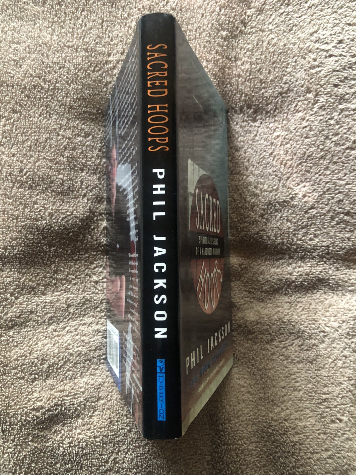 SACRED HOOPS: SPIRITUAL LESSONS OF A HARDWOOD WARRIOR By Phil Jackson