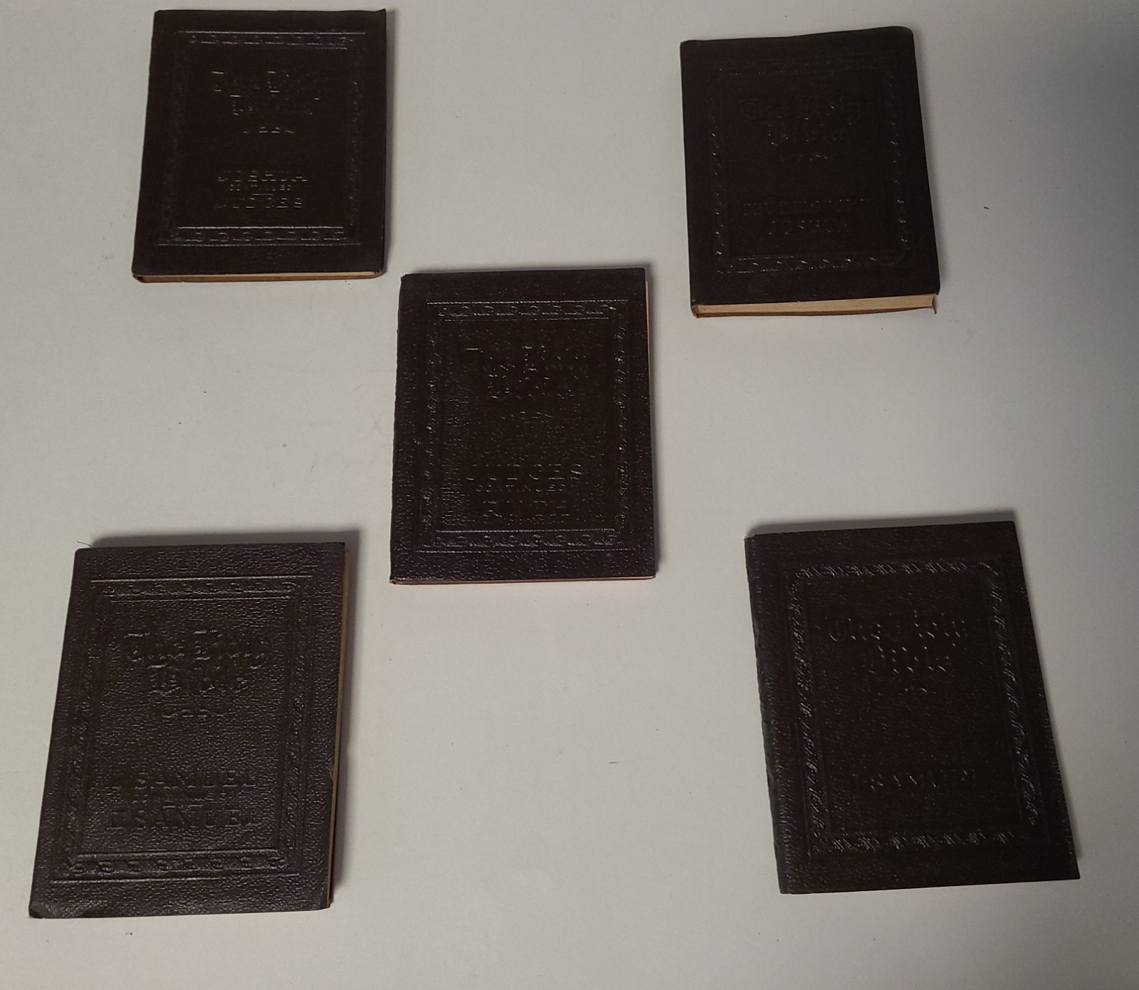 Rare Little Leather Library Complete 30 HOLY BIBLE Original Cedar Box A8
