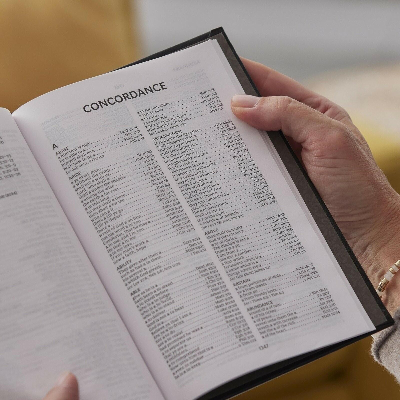 KJV Holy Bible: Compact Bible with 43,000 Center-Column Cross References, Black