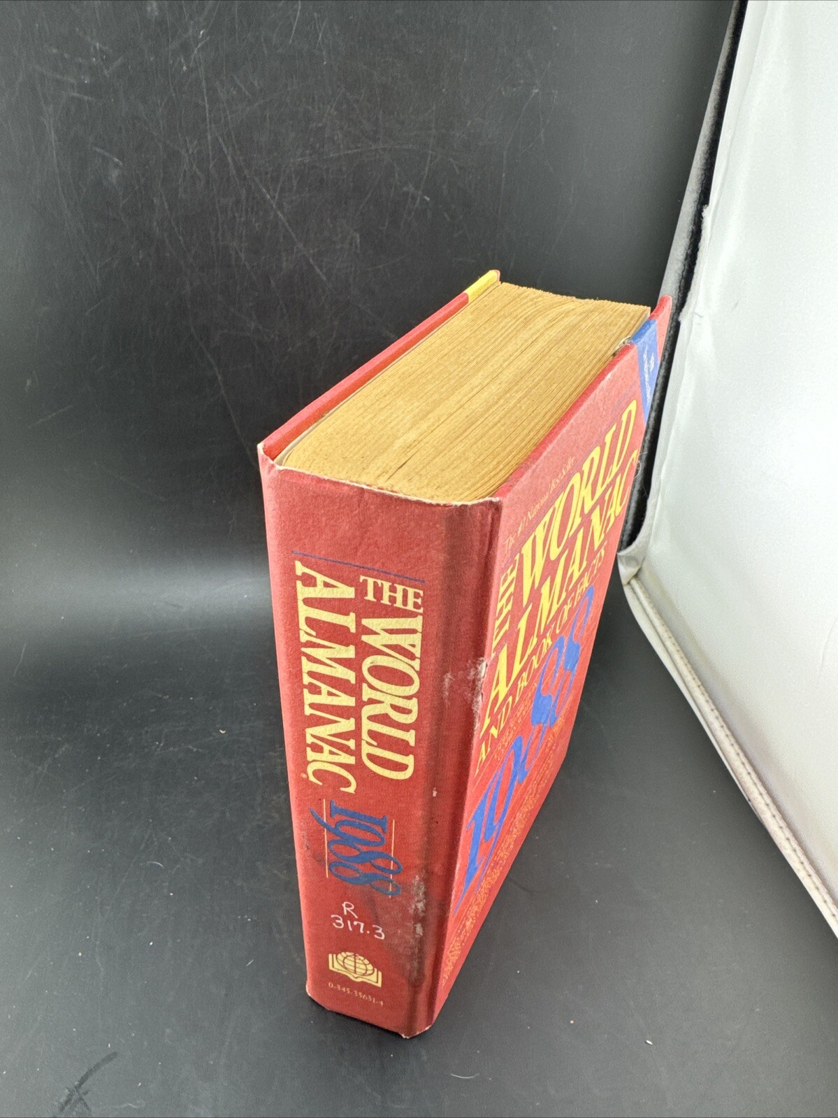 THE WORLD ALMANAC AND BOOK OF FACTS 1988 PAPERBACK NM MT 928 PAGES RARE VINTAGE