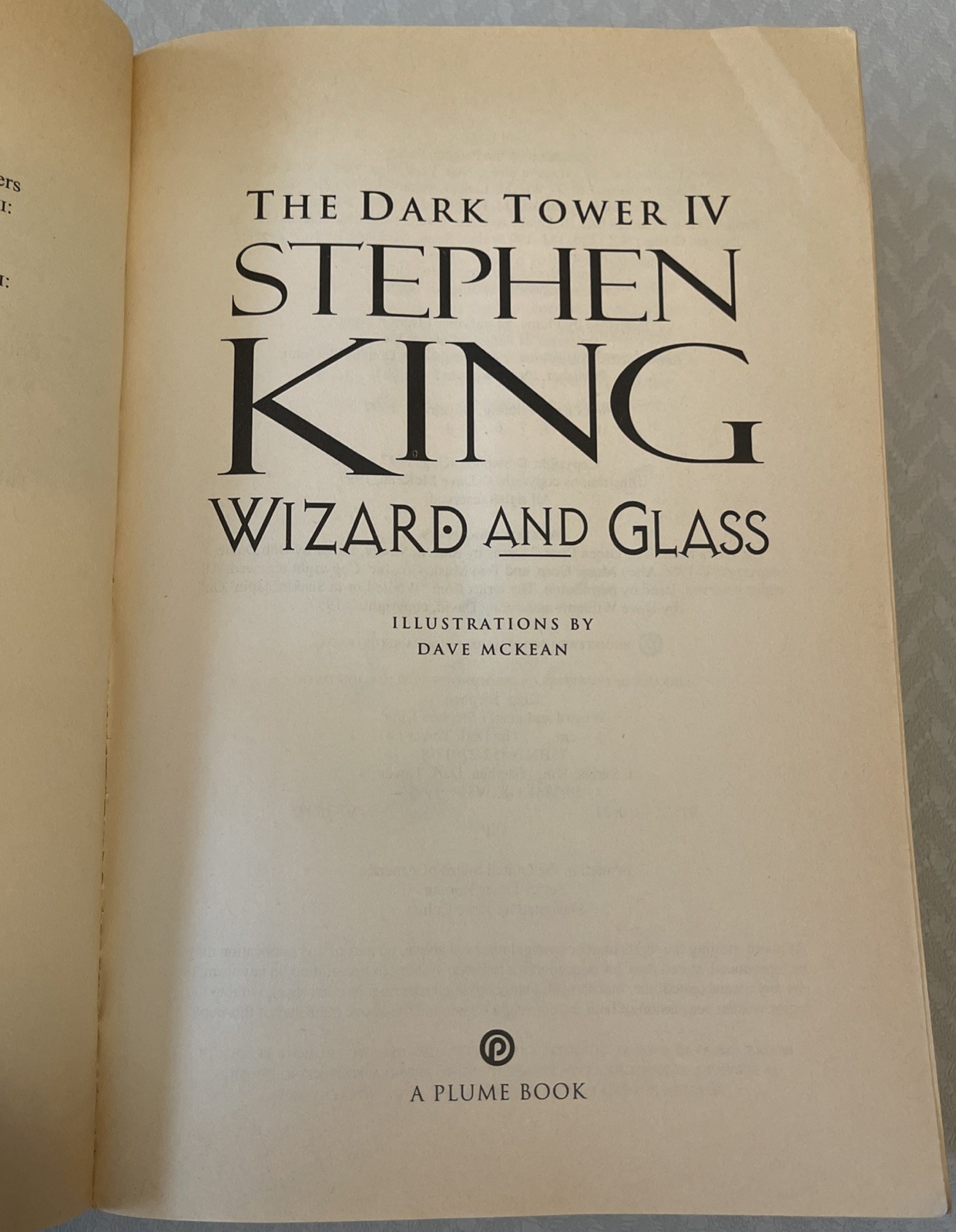 1997 “ WIZARD and GLASS – The DARK TOWER IV” by Stephen King Paperback 672 Pages