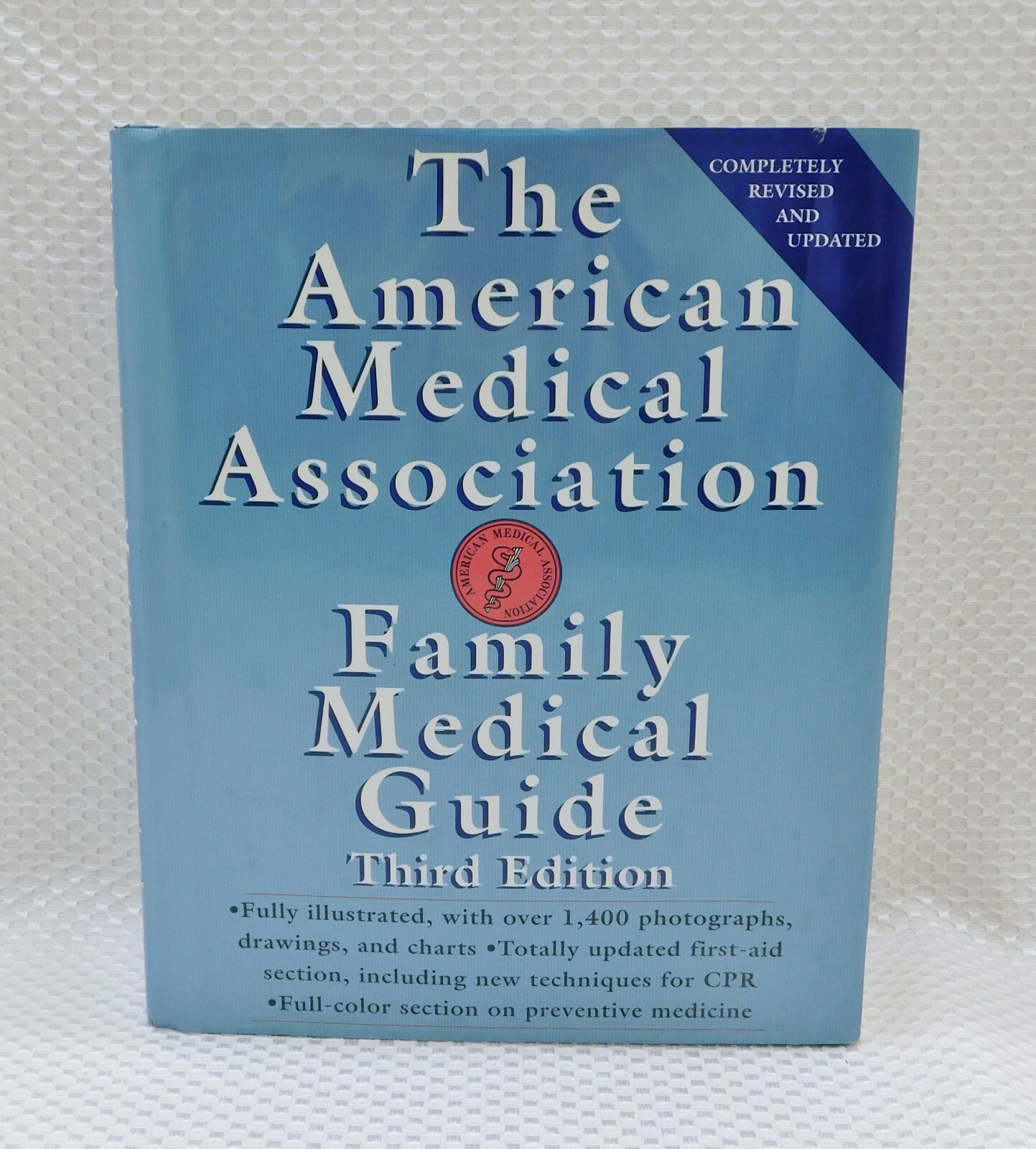 The American Medical Association Family Medical Guide 880 pages HC Dust Jacket