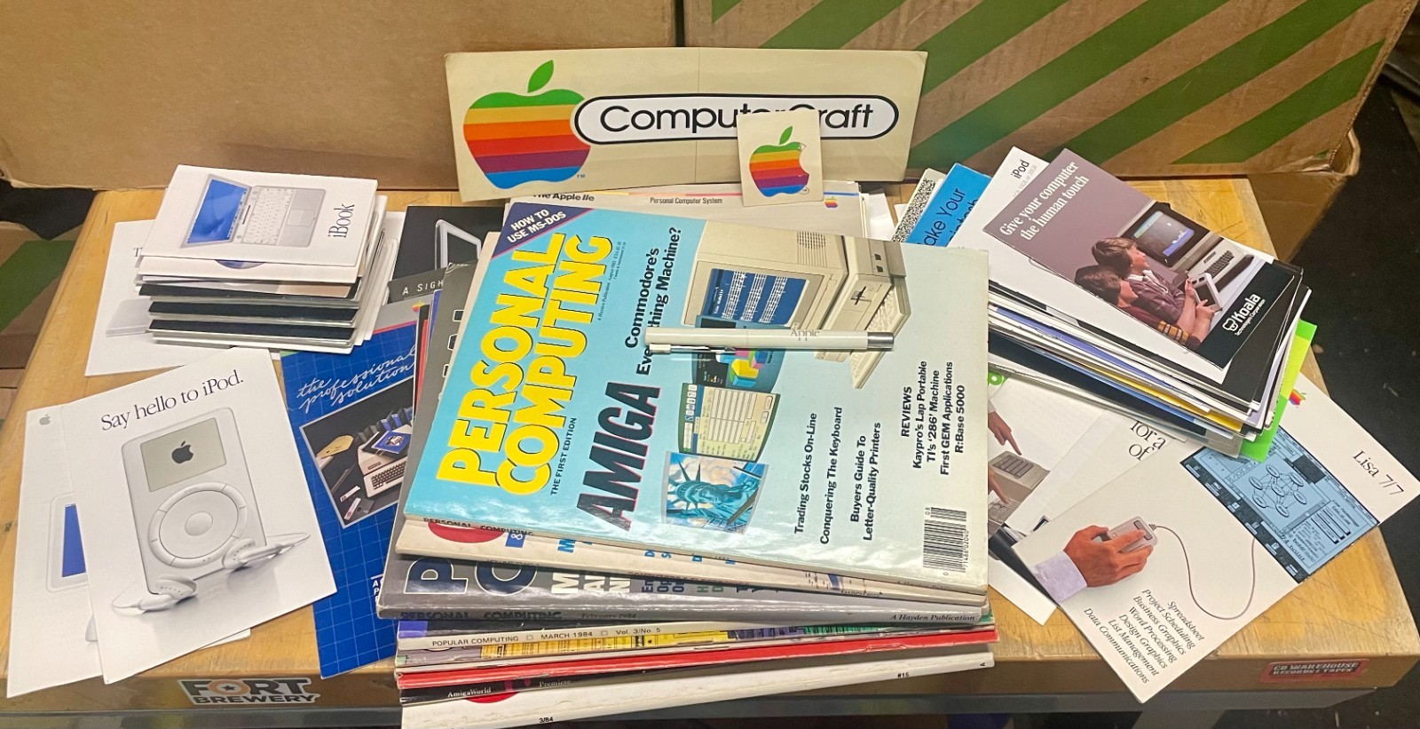 APPLE MACINTOSH VINTAGE COMPUTER MAGAZINES BROCHURES PAMPHLETS STICKERS LOT MAC