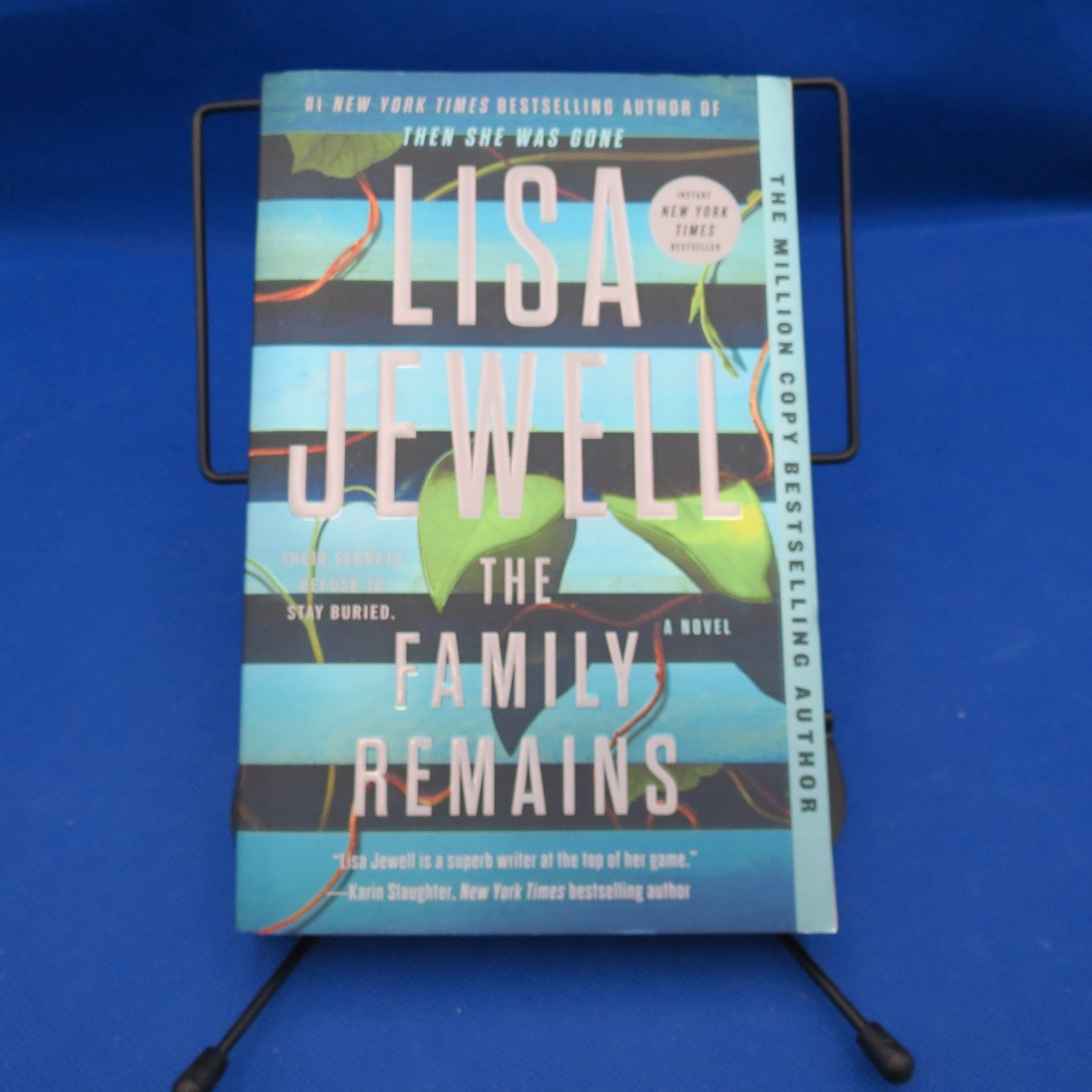 The Family Remains Lisa Jewell 2023 First Atria Paperback Mystery Thriller Simon