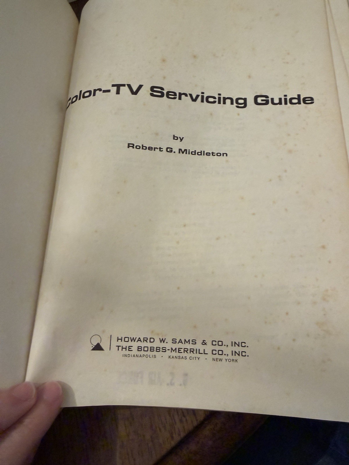 Color TV Servicing Guide Hardcover Book Robert Middleton Repair Restore