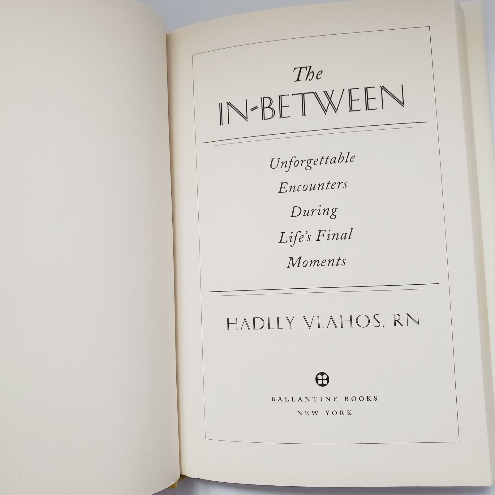 The In-Between Book Encounters During Life’s Final Moments Hadley Vlahos HC