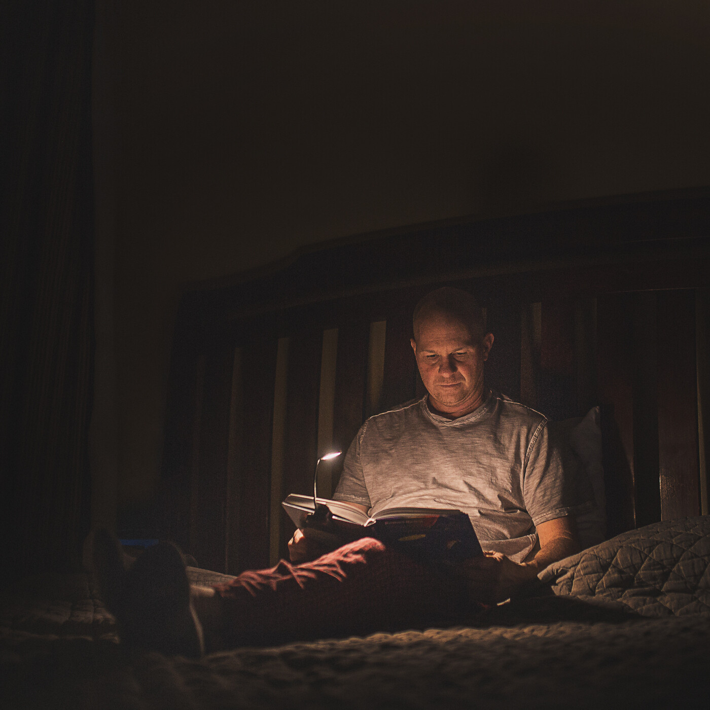 LUXPRO LP178 Rechargeable Warm 6 LED Lightweight Book Light