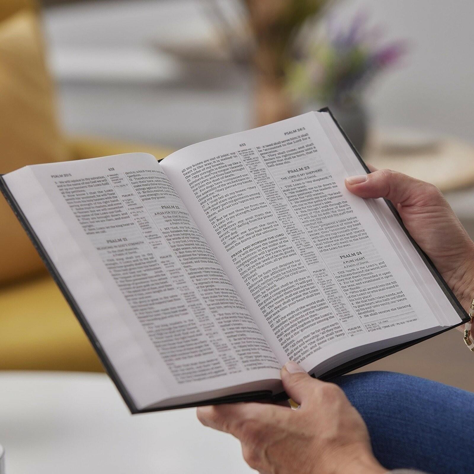 KJV Holy Bible: Compact Bible with 43,000 Center-Column Cross References, Black