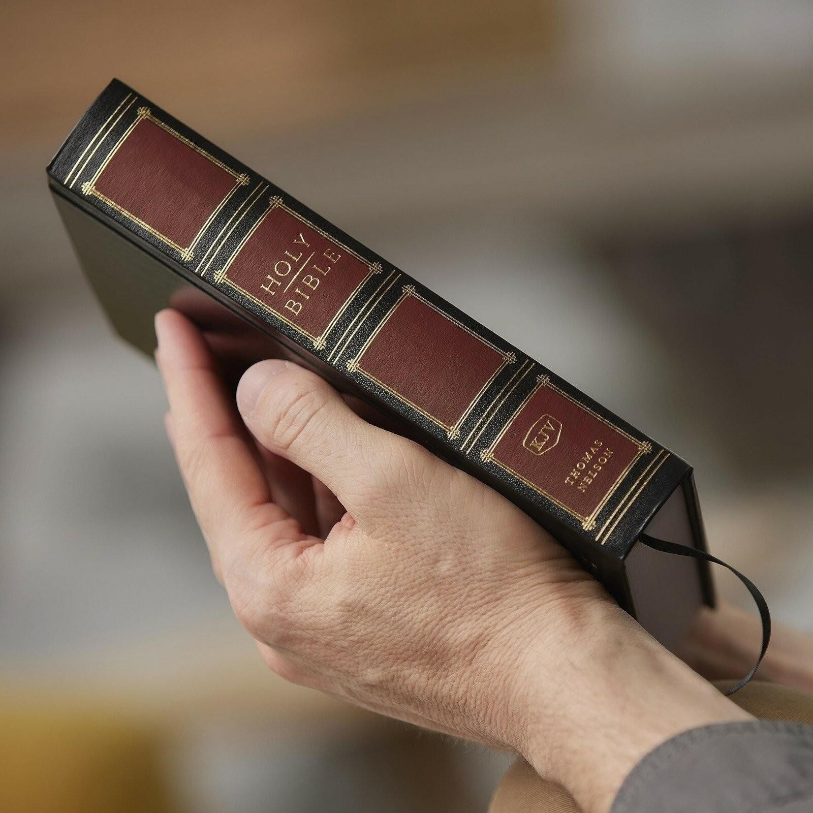 KJV Holy Bible: Compact Bible with 43,000 Center-Column Cross References, Black