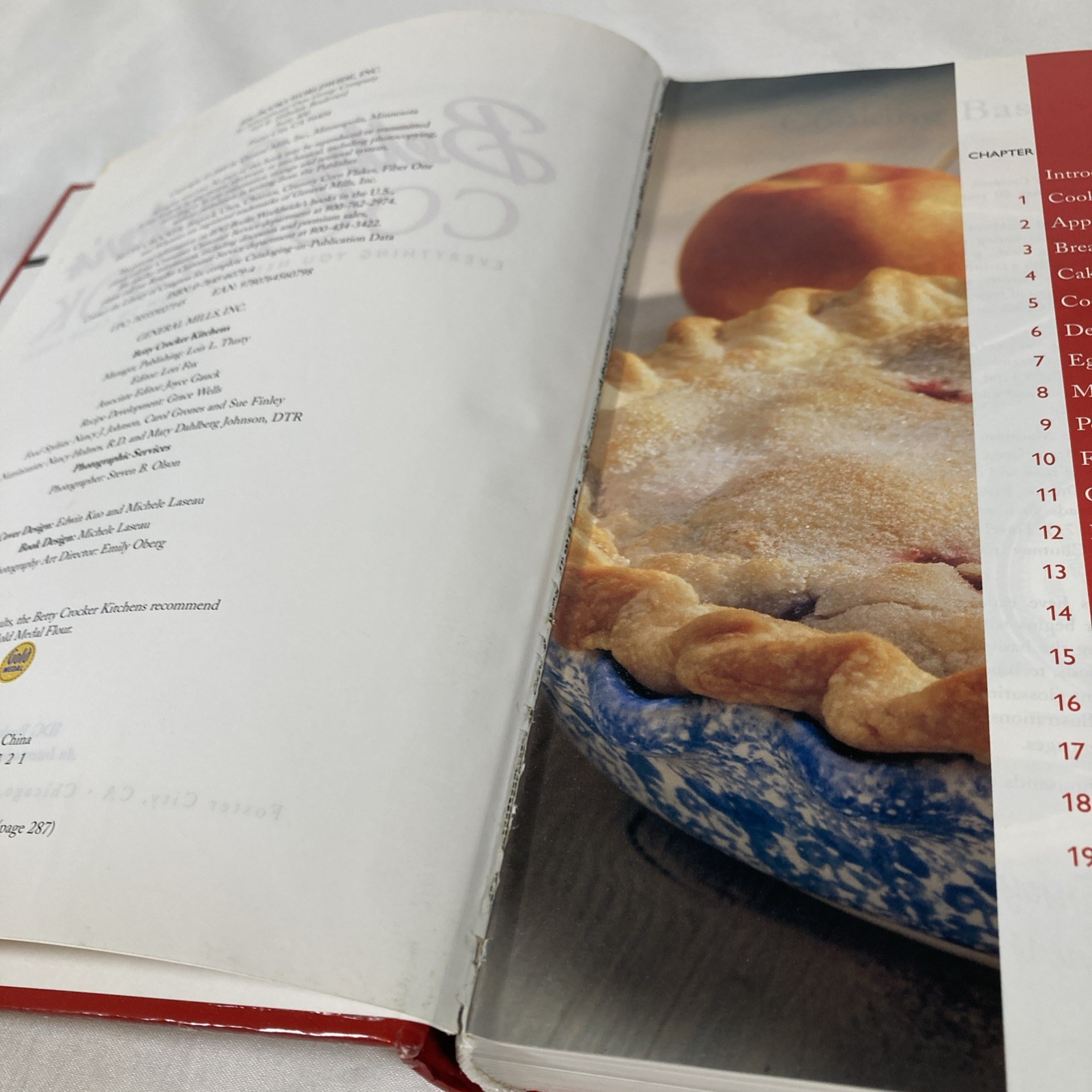 Vintage 2000 Betty Crocker’s Cookbook The Big Red Cookbook Hardcover 546 Pages
