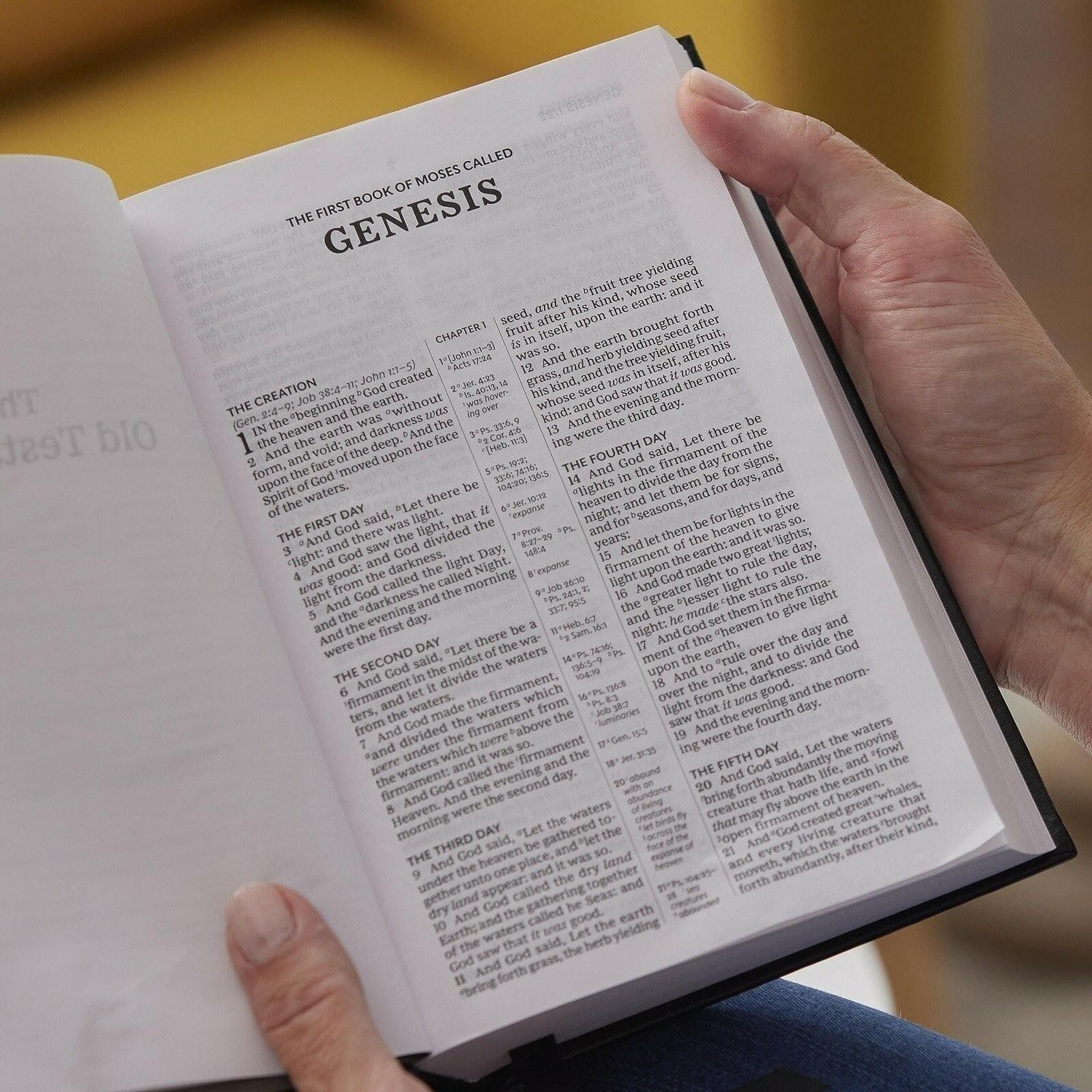 KJV Holy Bible: Compact Bible with 43,000 Center-Column Cross References, Black