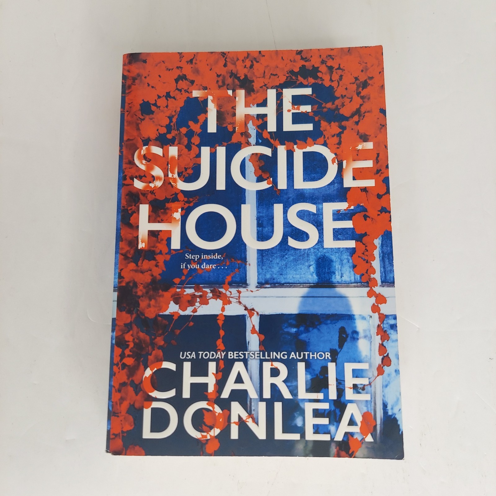 The Suicide House: A Gripping and Brilliant Novel of Suspense by Charlie Donlea