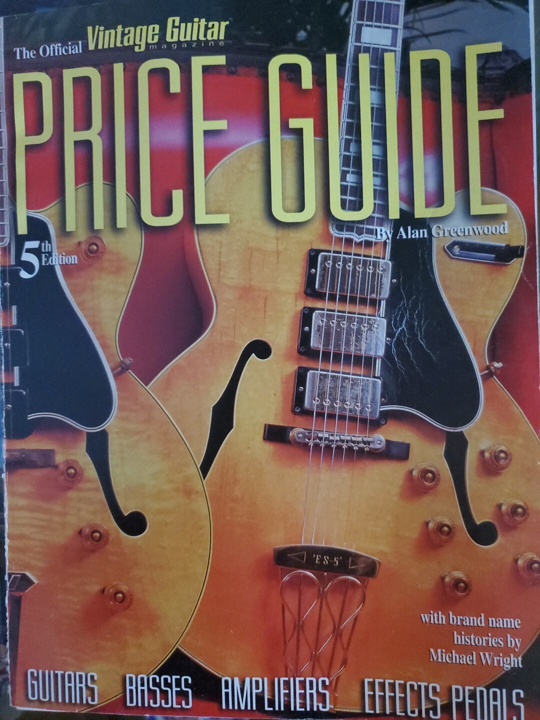 The Official Vintage Guitar Price Guide 1996 Alan Greenwood 5th Edition