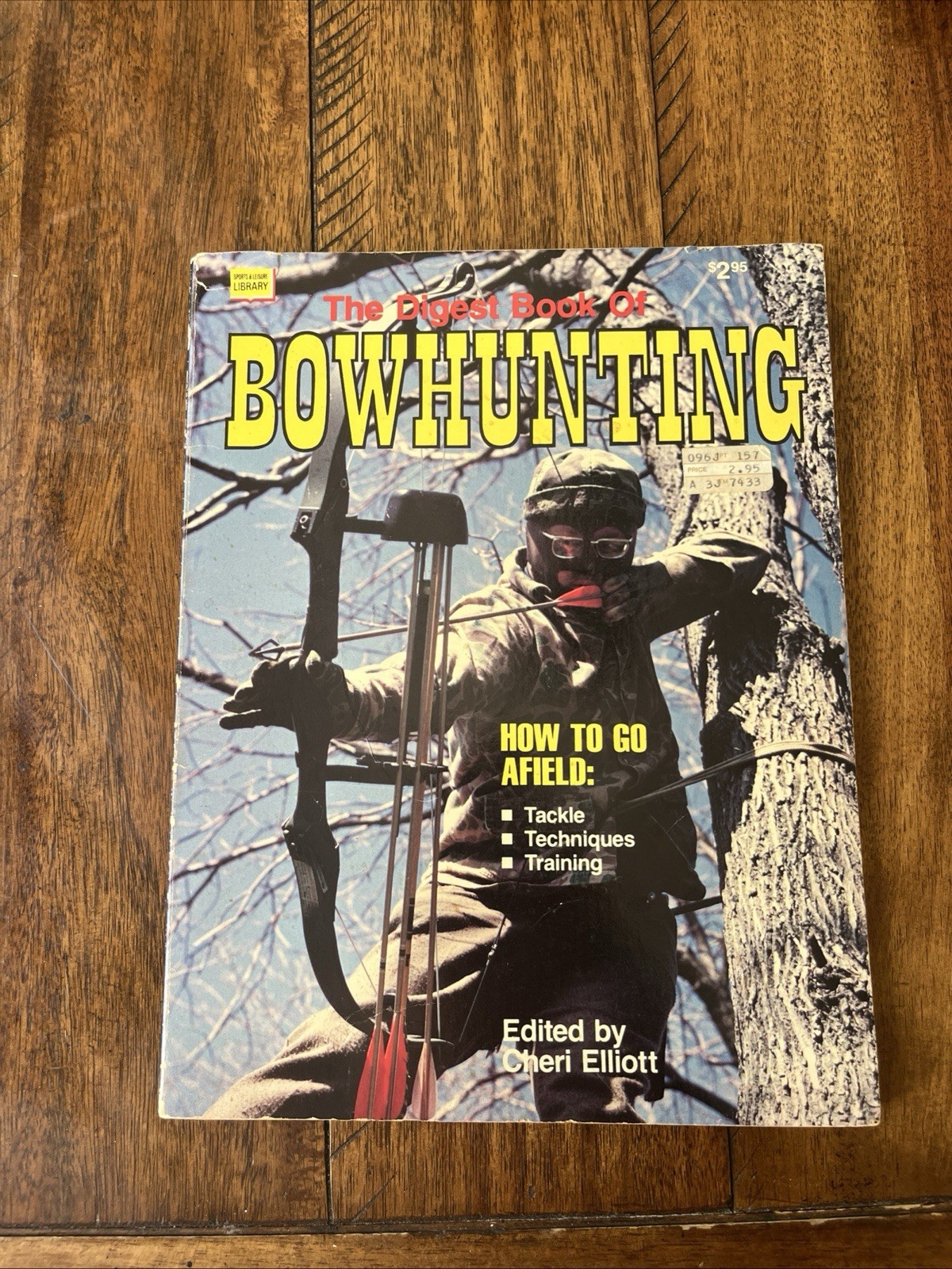 Vintage Digest Book of Bowhunting DBI Books Inc. 1990 ~ Fred Bear inside cover