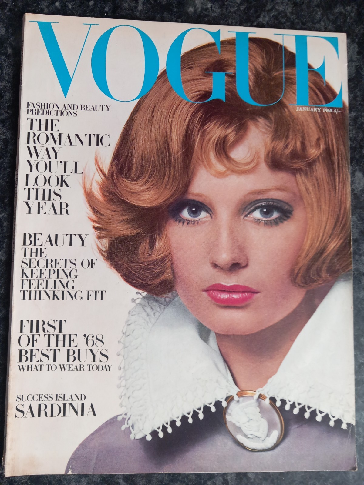 Vogue – January 1968 – Lovely copy for age – Gift Quality – FAYE DUNAWAY