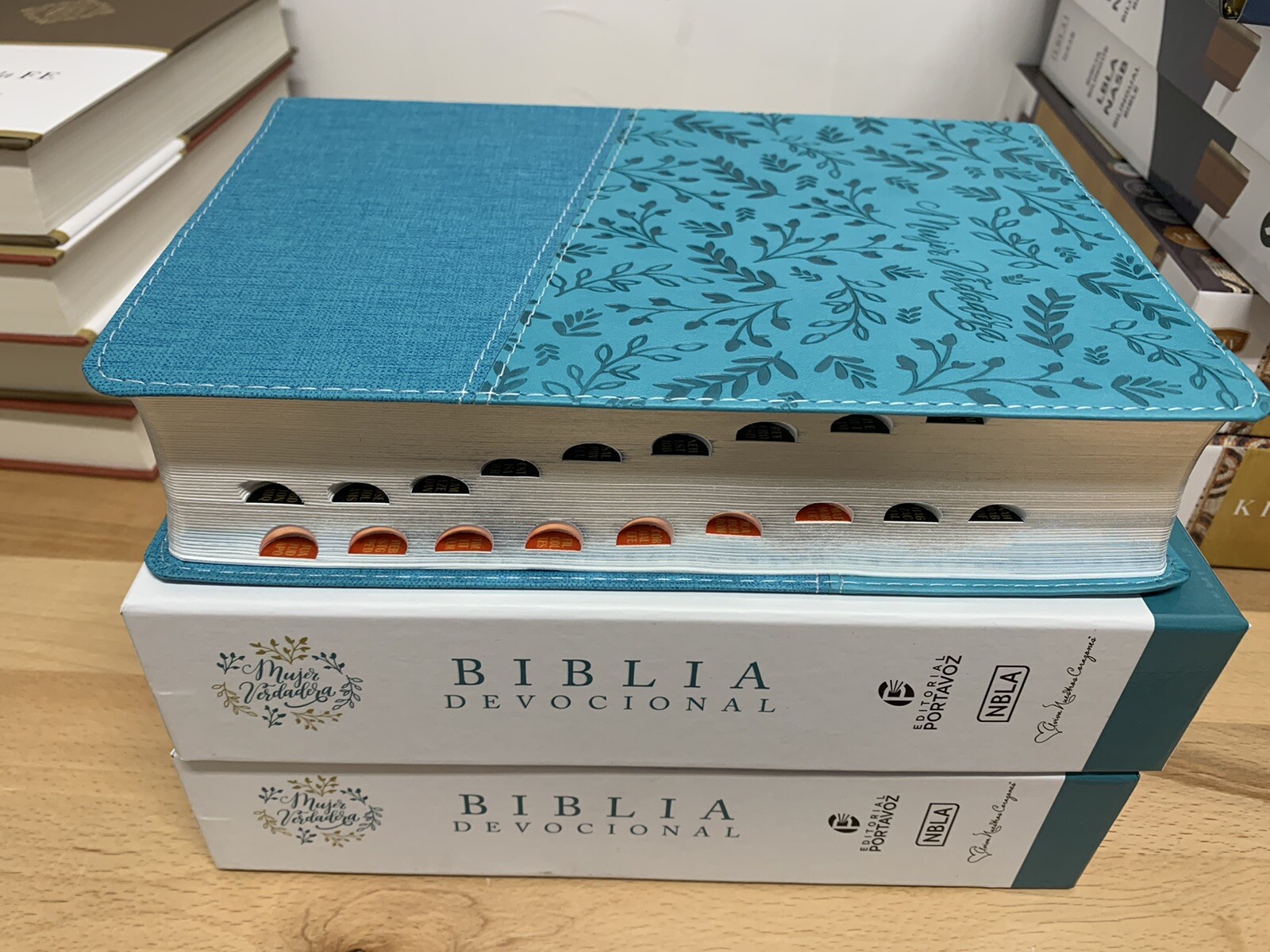 Biblia Devocional Mujer Verdadera NBLA – Duotono Aqua Nancy DeMoss con indice