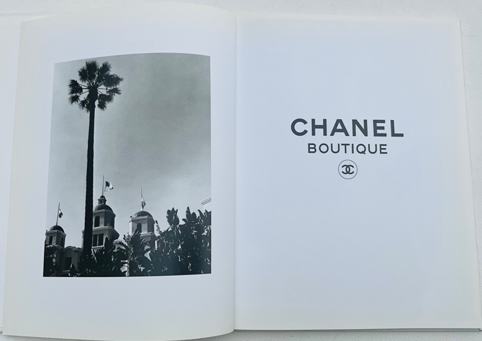 CHANEL BOUTIQUE – COLLECTION PRINTEMPS-ETE 1996 – Photo by Karl Lagerfeld