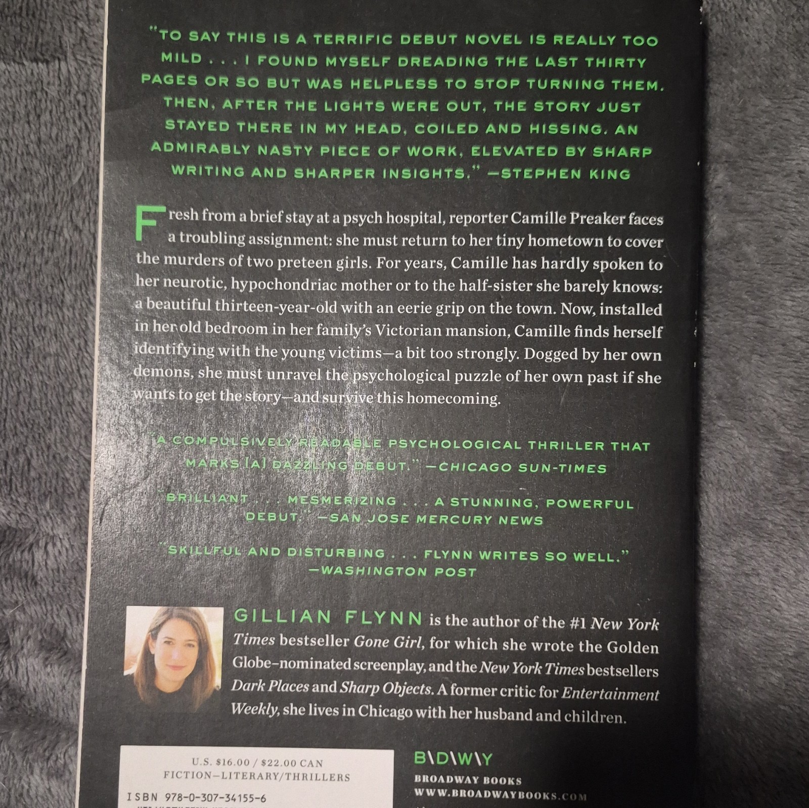 Gillian Flynn Sharp Objects Paperback Novel Thriller Fiction 2007