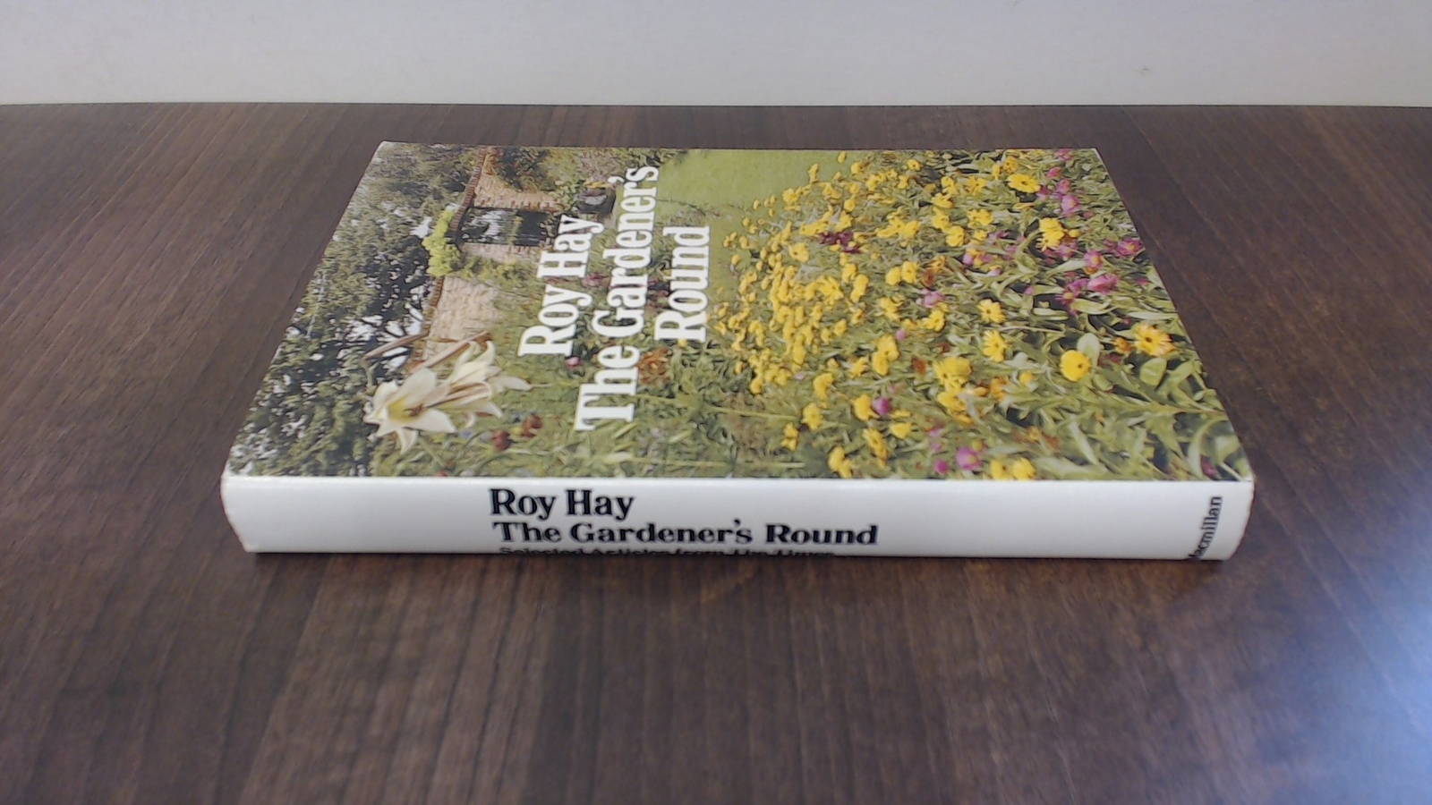 The Gardeners Round, Roy Hay, Macmillan, 1968, Hardcover