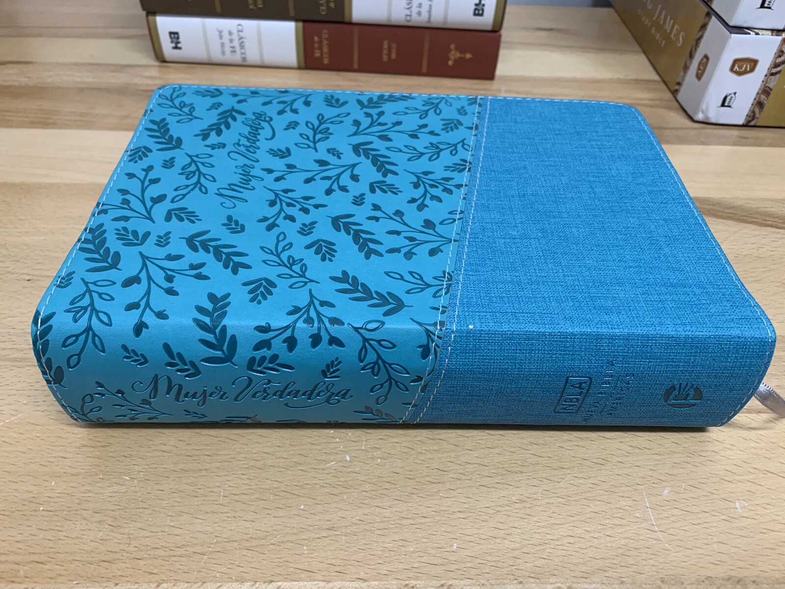 Biblia Devocional Mujer Verdadera NBLA – Duotono Aqua Nancy DeMoss con indice