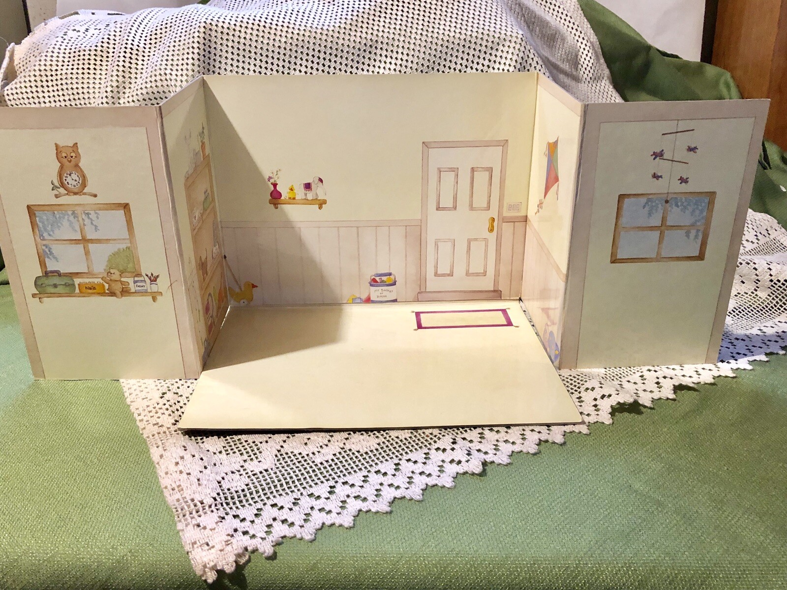 2001 Kindermusik Toy Shop Play Cardboard Fold Out House
