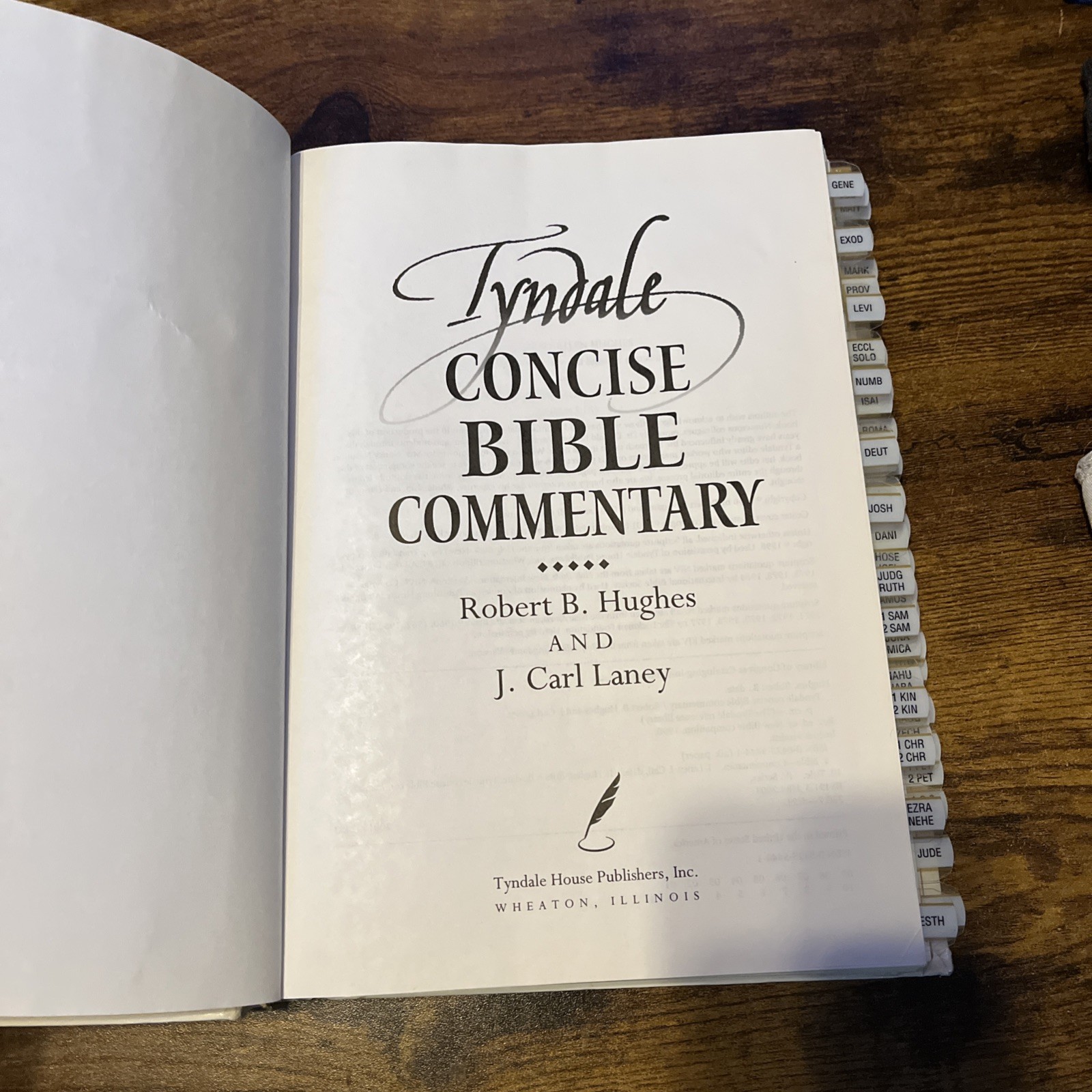 Tyndale Concise Bible Commentary by Robert B Hughes: Used