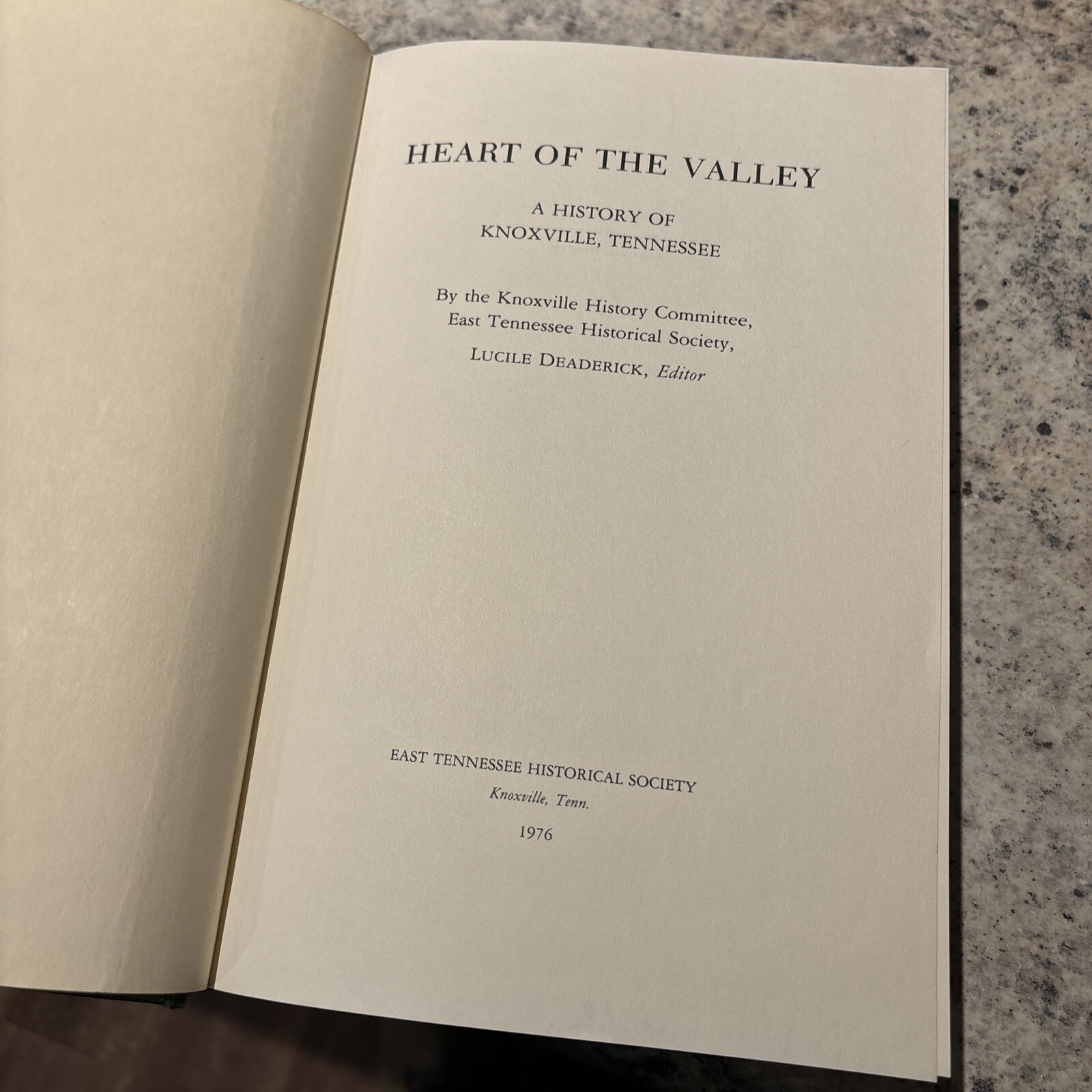Heart of the Valley : A History of Knoxville, Tennessee by Lucille Deaderick…