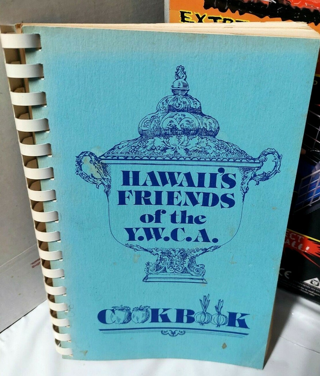 HAWAII COOKBOOK SC Hawaii’s Friends of the Y.W.C.A. 1977 194 pages