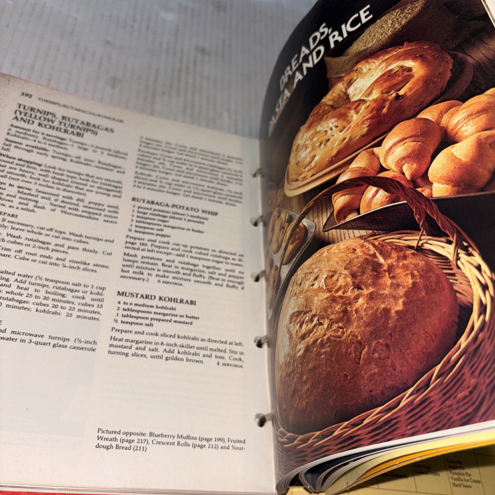 Betty Crocker’s Cookbook New and Revised Edition 1978 5 Ring Binder Golden Press