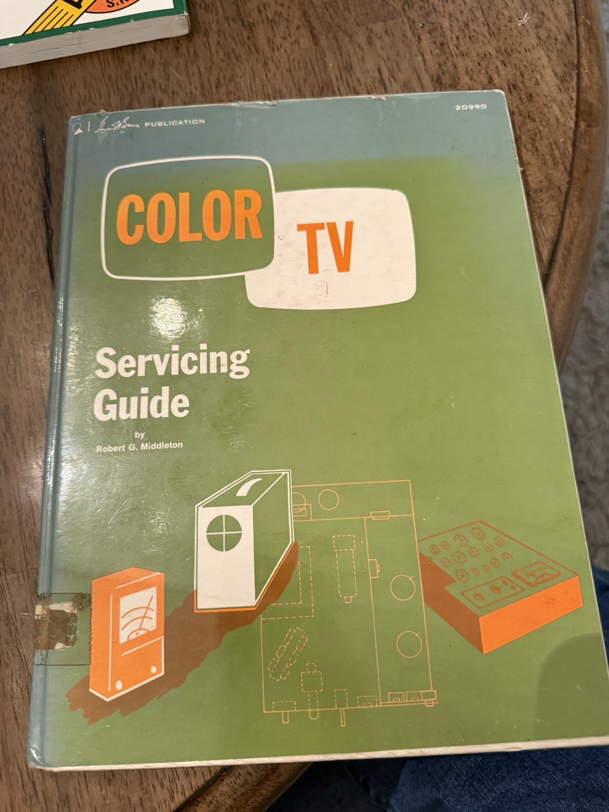 Color TV Servicing Guide Hardcover Book Robert Middleton Repair Restore