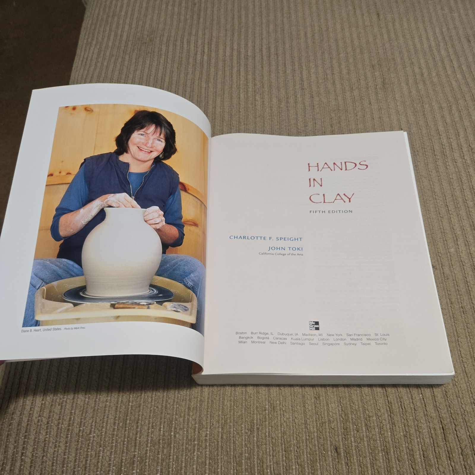 Hands in Clay : An Introduction to Ceramics