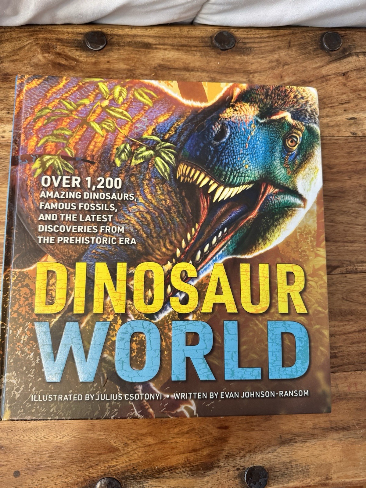 Dinosaur World : Over 1,200 Amazing Dinosaurs, Famous Fossils Evan Johnson