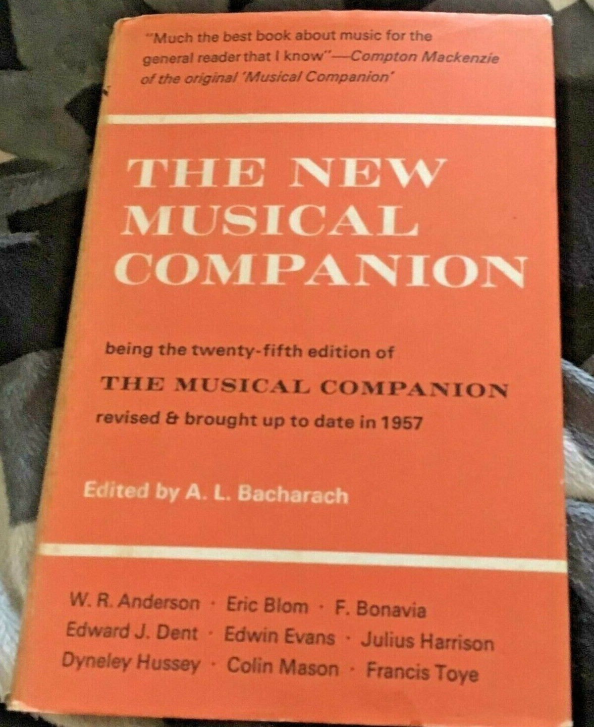 A.L. BACHARACH, THE NEW MUSICAL COMPANION. HARDCOVER WJACKET. 1970. 782 PAGES